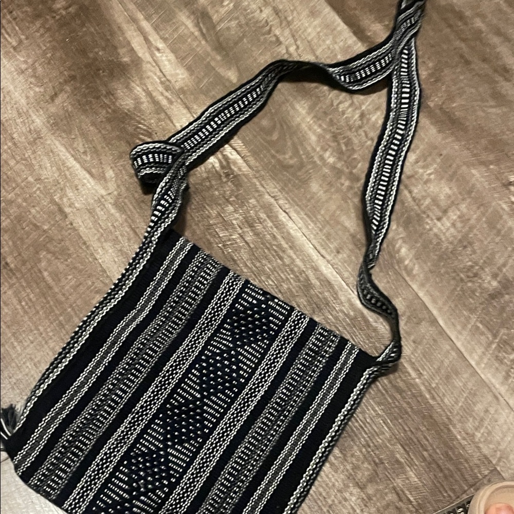 Elegant Black and White Crossbody Bag - Picture 6 of 6